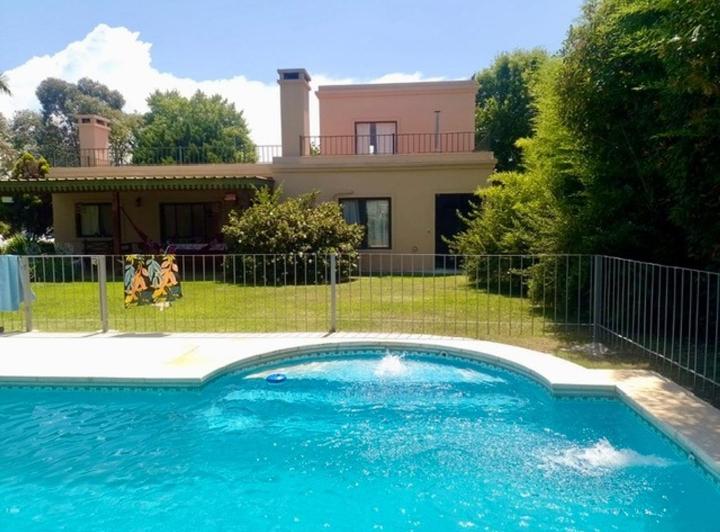 Casa · 160m² · 4 Ambientes · 3 Cocheras