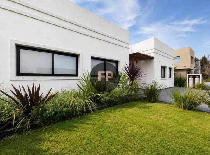 Casa · 165m² · 4 Ambientes · 2 Cocheras