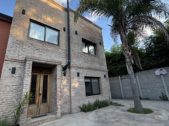 Casa · 200m² · 5 Ambientes · 3 Cocheras