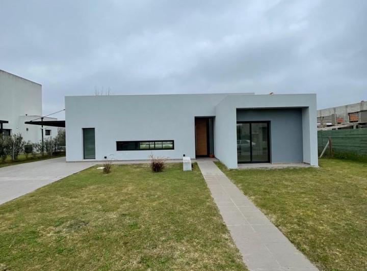 Casa · 125m² · 4 Ambientes · 3 Cocheras