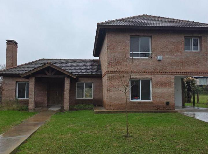 Casa · 210m² · 5 Ambientes · 1 Cochera