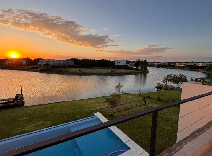 Casa · 700m² · 5 Ambientes · 2 Cocheras