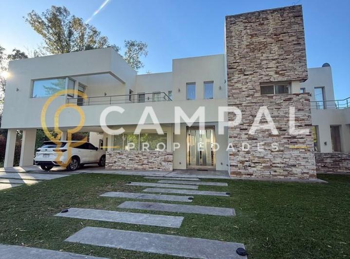 Casa · 380m² · 6 Ambientes · 2 Cocheras