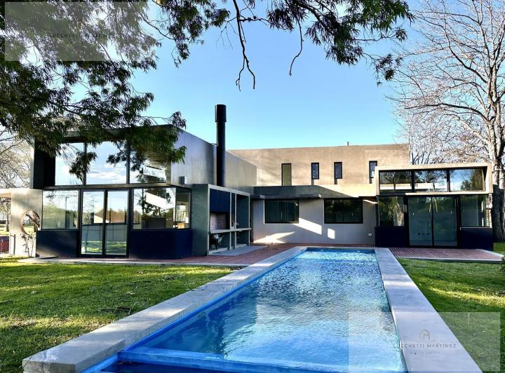 Casa · 222m² · 4 Ambientes · 4 Cocheras