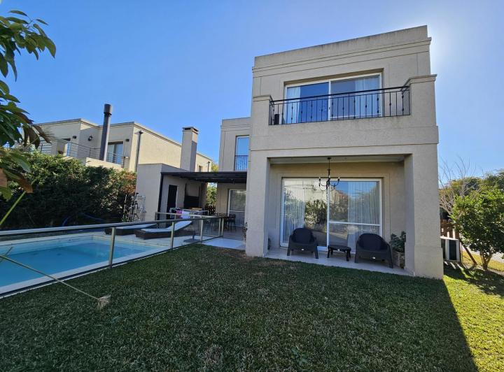 Casa · 250m² · 6 Ambientes