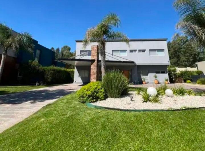 Casa · 349m² · 6 Ambientes · 4 Cocheras