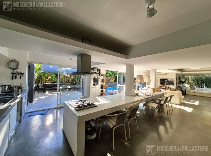Casa · 550m² · 5 Ambientes · 4 Cocheras