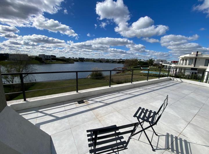 Casa · 193m² · 4 Ambientes · 5 Cocheras