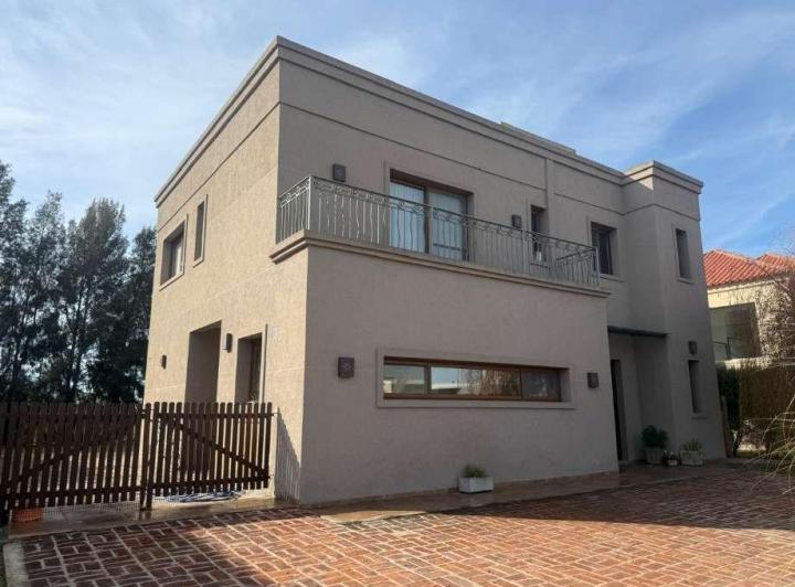 Casa · 200m² · 4 Ambientes