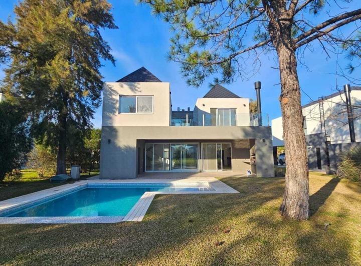 Casa · 248m² · 5 Ambientes · 2 Cocheras