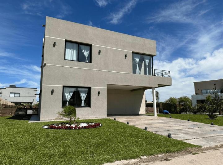 Casa · 273m² · 5 Ambientes · 2 Cocheras