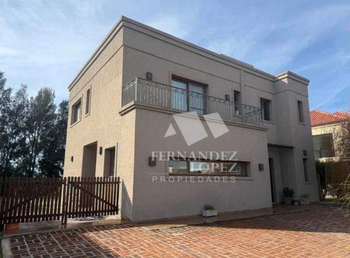 Casa · 200m² · 4 Ambientes