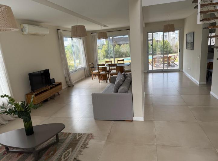 Casa · 230m² · 4 Ambientes · 4 Cocheras