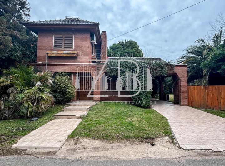 Casa · 180m² · 4 Ambientes · 2 Cocheras