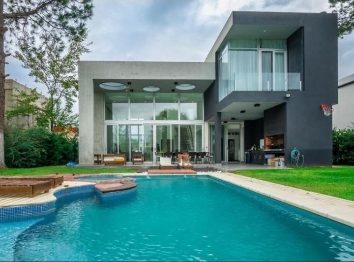 Casa · 350m² · 5 Ambientes · 4 Cocheras