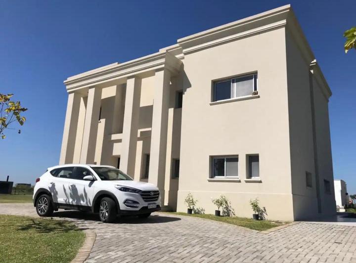 Casa · 240m² · 6 Ambientes · 4 Cocheras