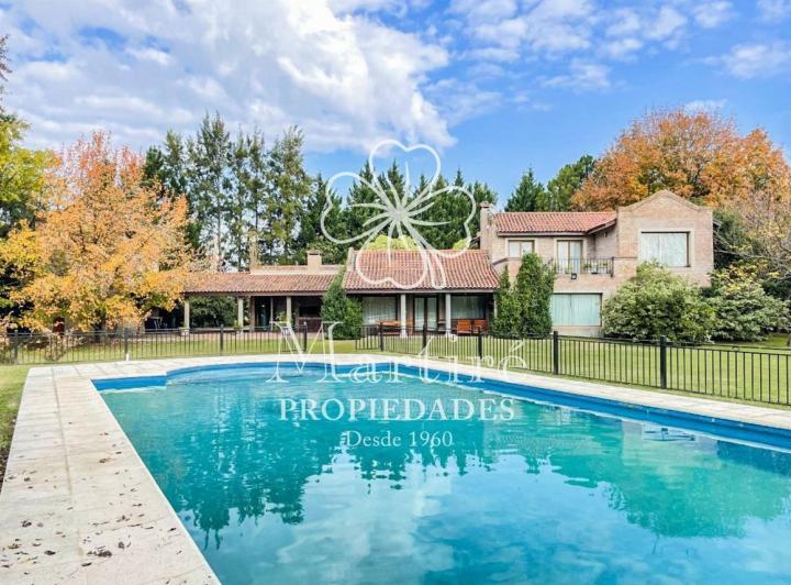 Casa · 325m² · 6 Ambientes · 2 Cocheras