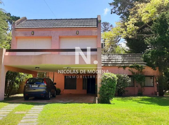 Casa · 1226m² · 6 Ambientes · 1 Cochera