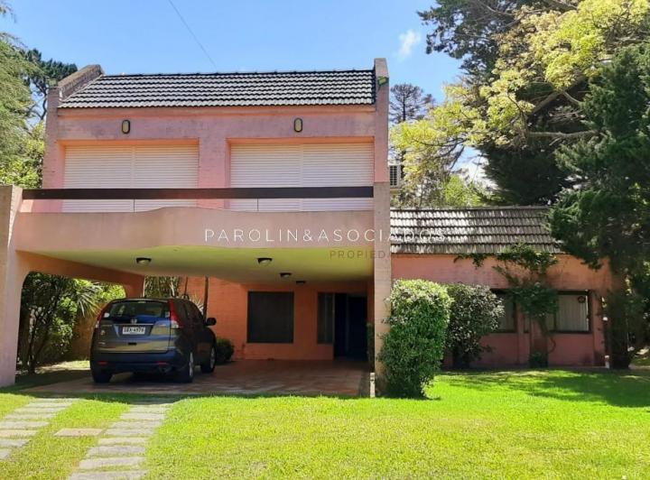 Casa · 546m² · 6 Ambientes · 1 Cochera