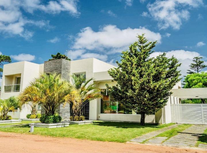 Casa · 880m² · 6 Ambientes