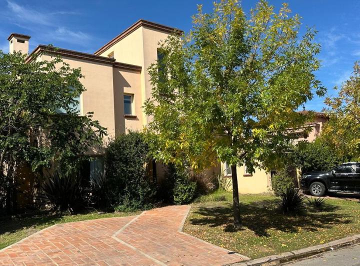 Casa · 220m² · 7 Ambientes