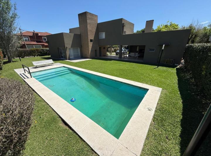 Casa · 240m² · 5 Ambientes