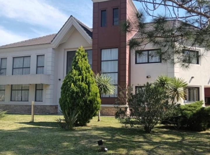 Casa · 350m² · 6 Ambientes · 4 Cocheras