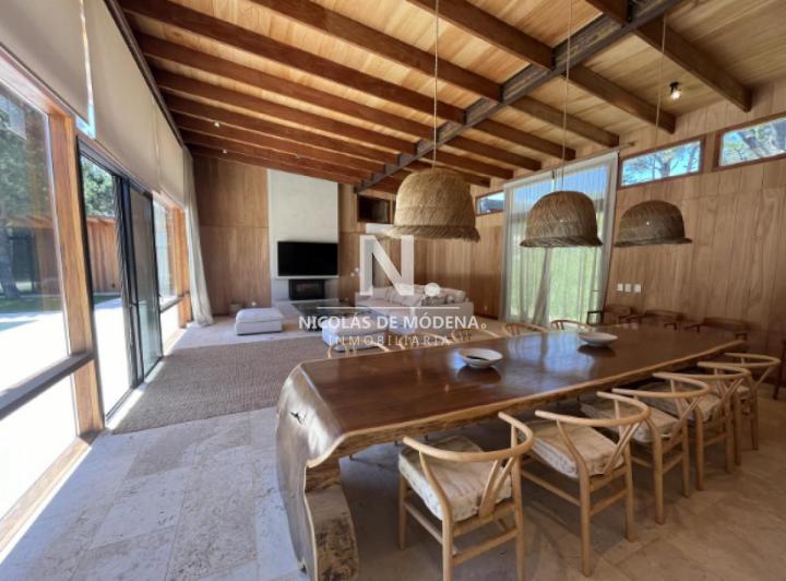 Casa · 1700m² · 6 Ambientes · 1 Cochera