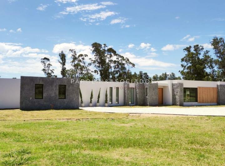 Casa · 220m² · 5 Ambientes · 1 Cochera