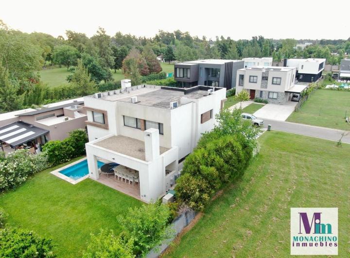 Casa · 260m² · 6 Ambientes · 3 Cocheras