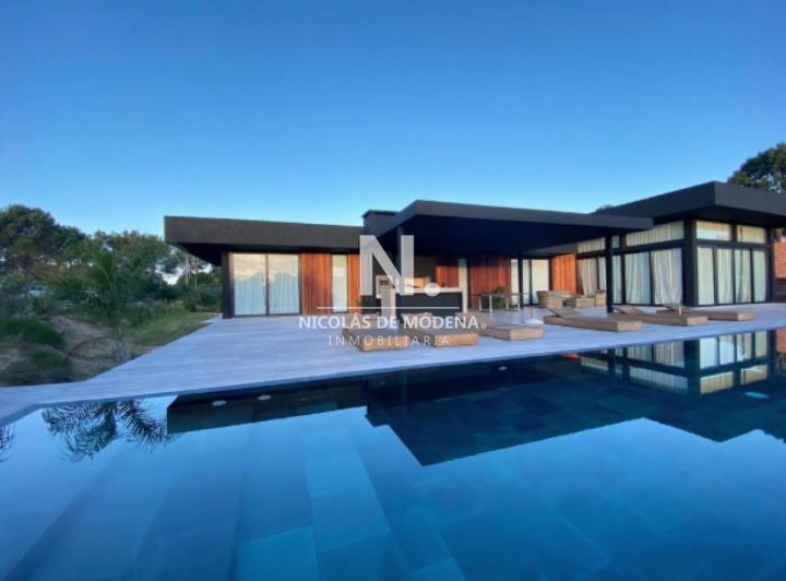 Casa · 1890m² · 5 Ambientes · 1 Cochera