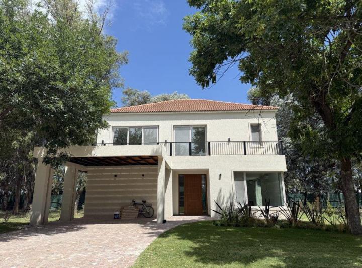Casa · 300m² · 5 Ambientes · 2 Cocheras