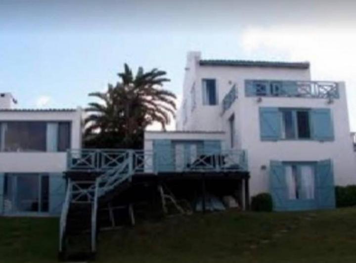 Casa · 350m² · 8 Ambientes · 3 Cocheras