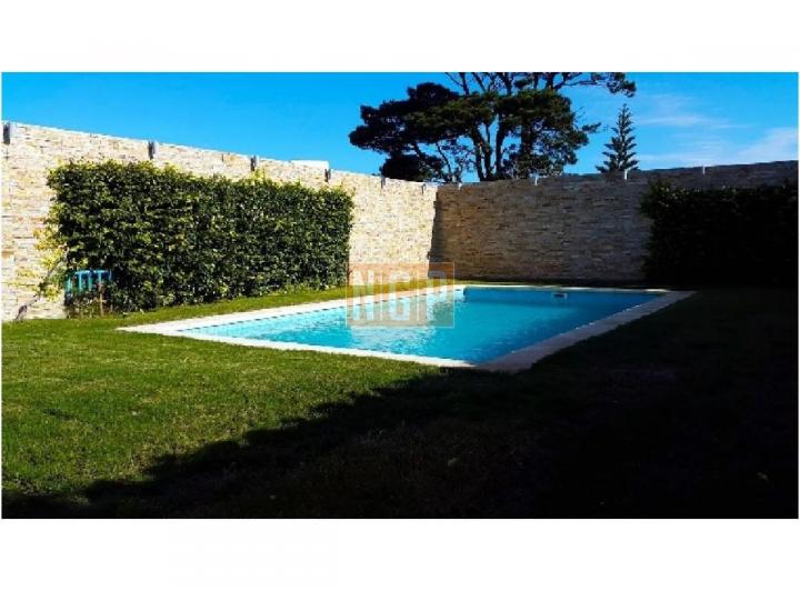 Casa · 1376m² · 6 Ambientes · 1 Cochera