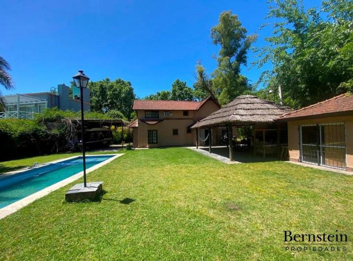 Casa · 180m² · 5 Ambientes · 6 Cocheras