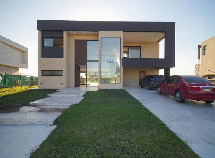 Casa · 269m² · 5 Ambientes · 2 Cocheras