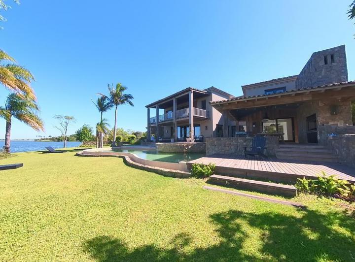 Casa · 750m² · 10 Ambientes · 1 Cochera
