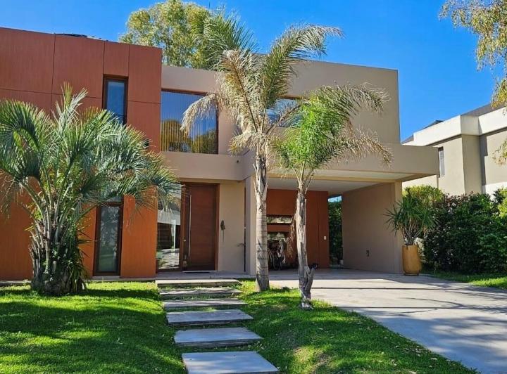 Casa · 370m² · 7 Ambientes · 2 Cocheras