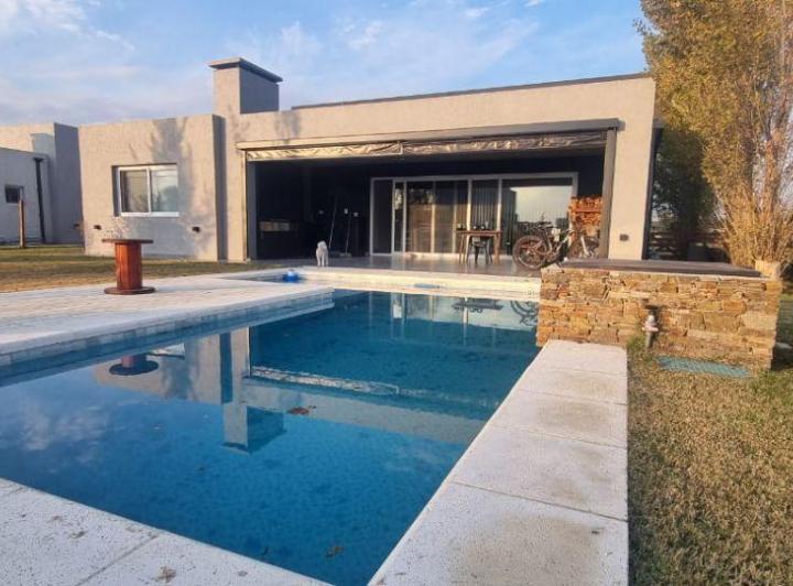 Casa · 500m² · 4 Ambientes · 1 Cochera