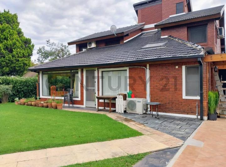 Casa · 155m² · 5 Ambientes · 3 Cocheras