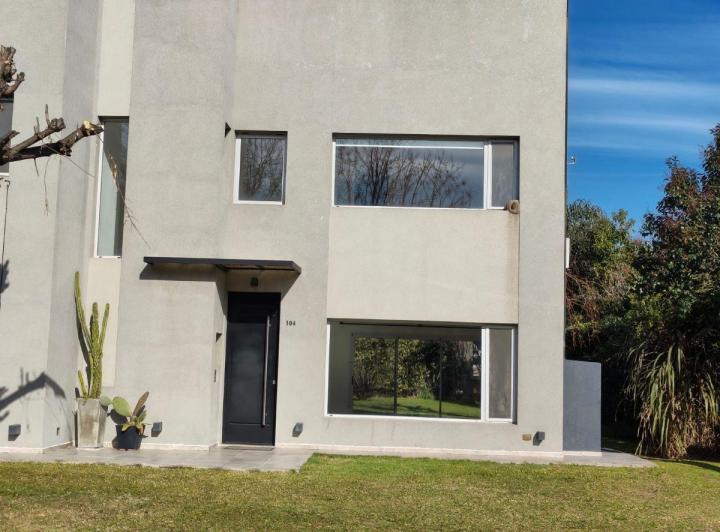 Casa · 230m² · 5 Ambientes · 3 Cocheras