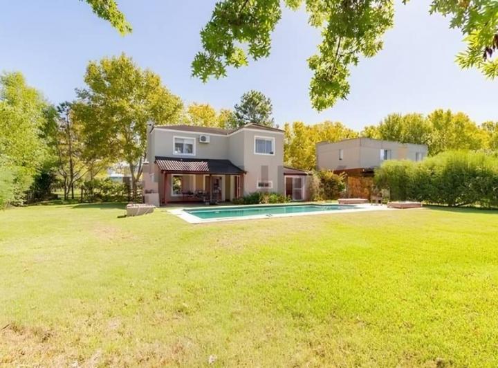 Casa · 840m² · 4 Ambientes · 1 Cochera