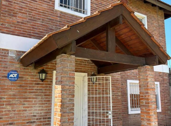 Casa · 200ha · 5 Ambientes · 1 Cochera
