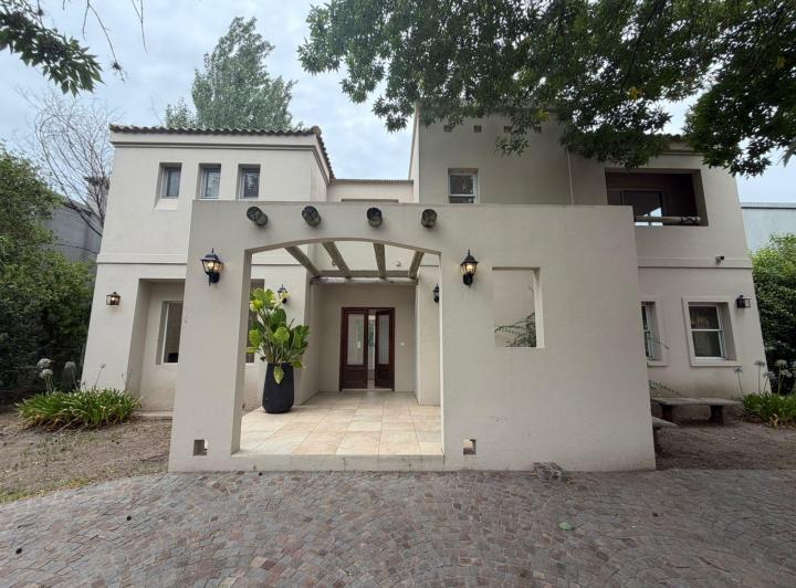 Casa · 32m² · 7 Ambientes · 2 Cocheras