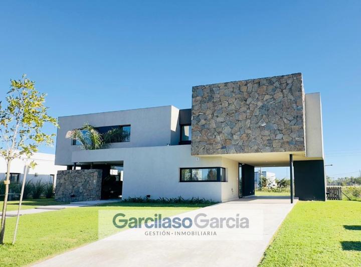 Casa · 227m² · 4 Ambientes · 2 Cocheras