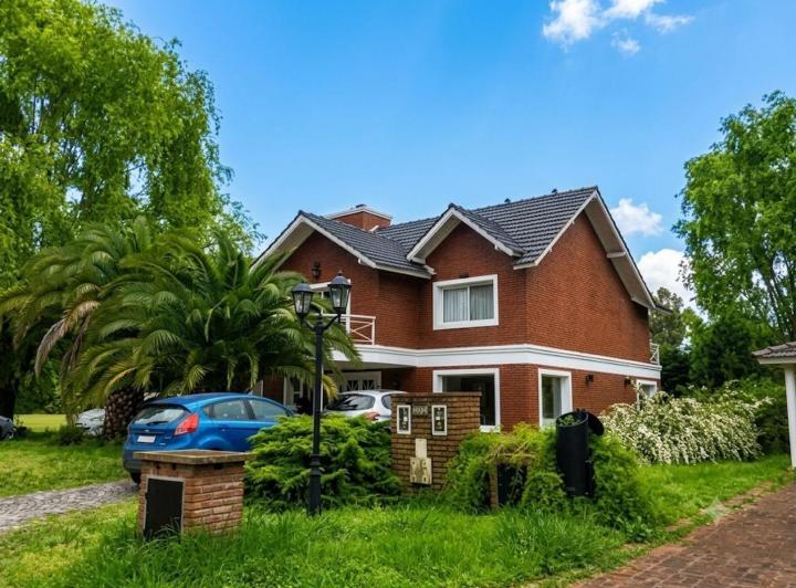 Casa · 390m² · 5 Ambientes · 1 Cochera