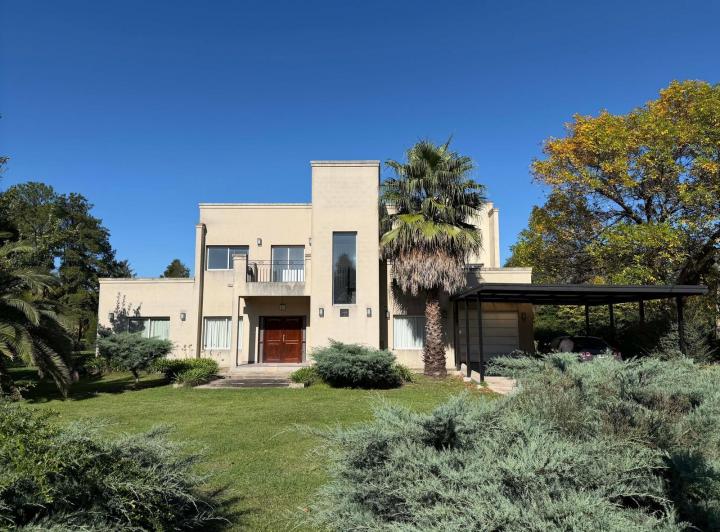 Casa · 300m² · 3 Dormitorios · 1 Cochera