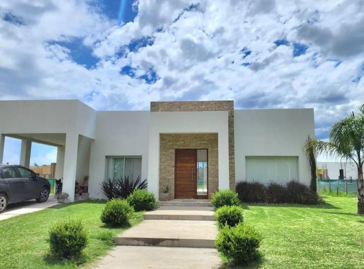 Casa · 161m² · 4 Ambientes · 2 Cocheras