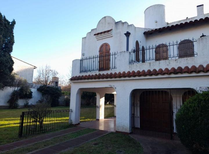 Casa · 180m² · 6 Ambientes · 2 Cocheras