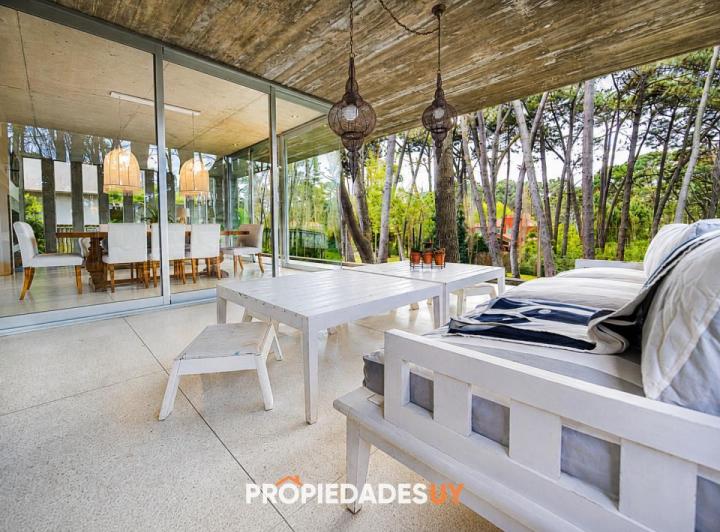 Casa · 1000m² · 5 Ambientes · 1 Cochera